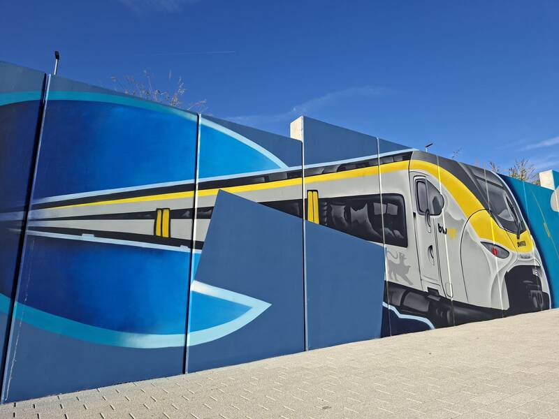 Das Graffiti am Bahnhof Althengstett zeigt unter anderem die Hermann-Hesse-Bahn.