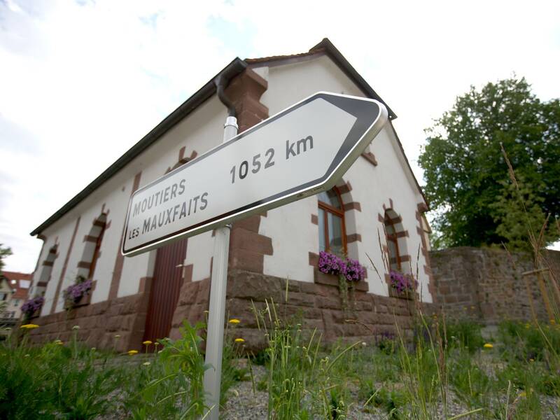 An der Pumpstation weist ein Schild die Richtung zur Partnerstadt Moutiers.