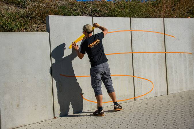 Ende September 2026 entsteht ein Graffiti an der Stützmauer in der Bahnstraße, am Bahnhof Althengstett. Es ist eine Kooperation zwischen Jugendhaus Althengstett und Graffiti Stuttgart.