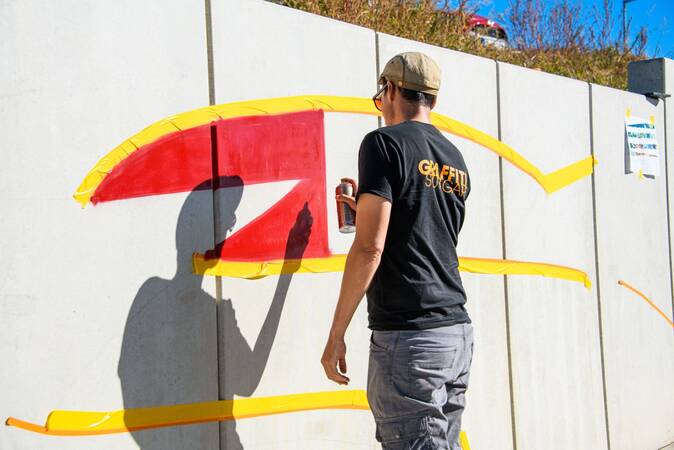 Ende September 2026 entsteht ein Graffiti an der Stützmauer in der Bahnstraße, am Bahnhof Althengstett. Es ist eine Kooperation zwischen Jugendhaus Althengstett und Graffiti Stuttgart.