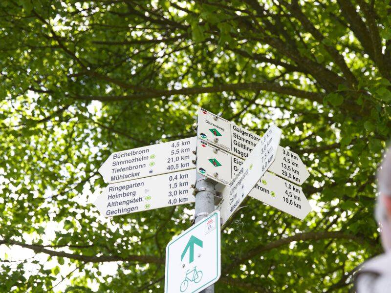 Auf die vielen Tourenmöglichkeiten um Althengstett deuten auch die Wanderwegweiser hin.