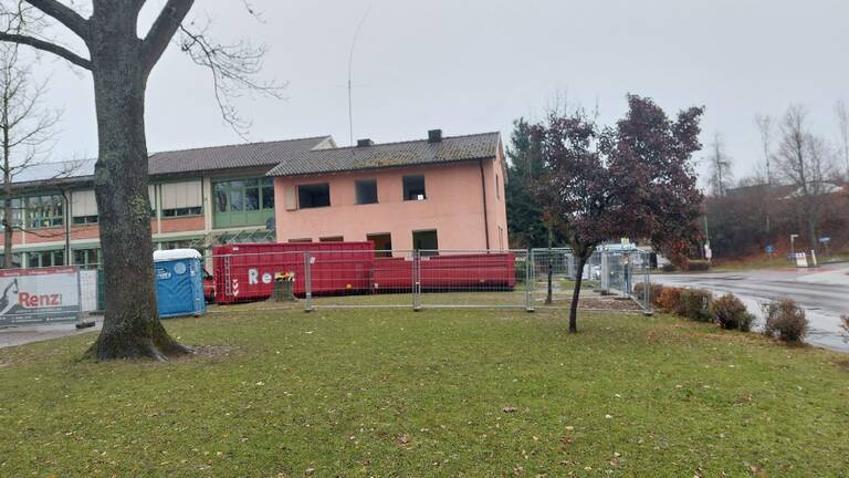 Baufortschritt FAZ im November 2025 - Gebäude steht noch.