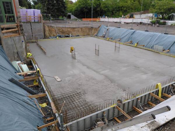 Das Fundament des neuen Familienzentrums ist gelegt.