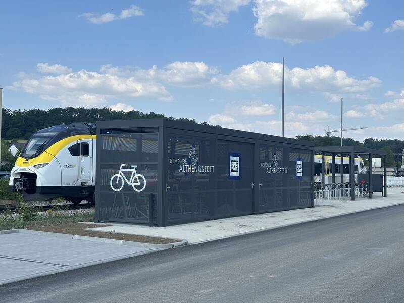 Eine Bahn am Bahnhof Althengstett: Die Arbeiten im Umfeld der HHB sind weitgehend abgeschlossen.