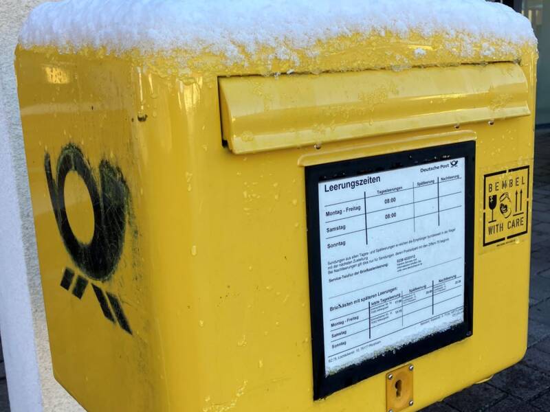 Einer der vielen öffentlich zugänglichen Briefkästen der Deutschen Post in Althengstett