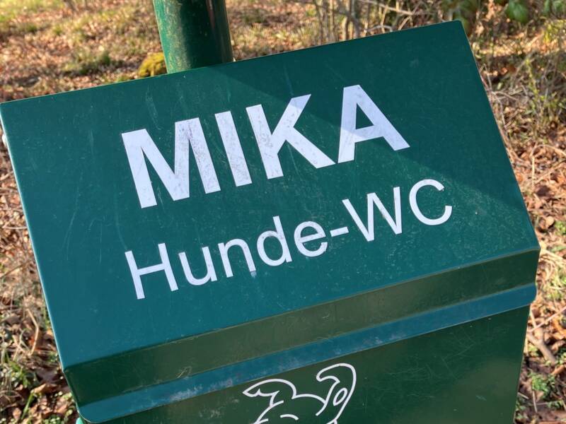 Hundebseitzer dürfen die Hinterlassenschaften ihrere Lieblinge in den dunkelgrünen Hunde-WCs erinwerfen.diesen