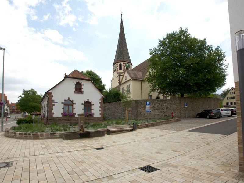 Im alten Ortskern von Althengstett wacht die Markuskirche über der Pumpstation. 