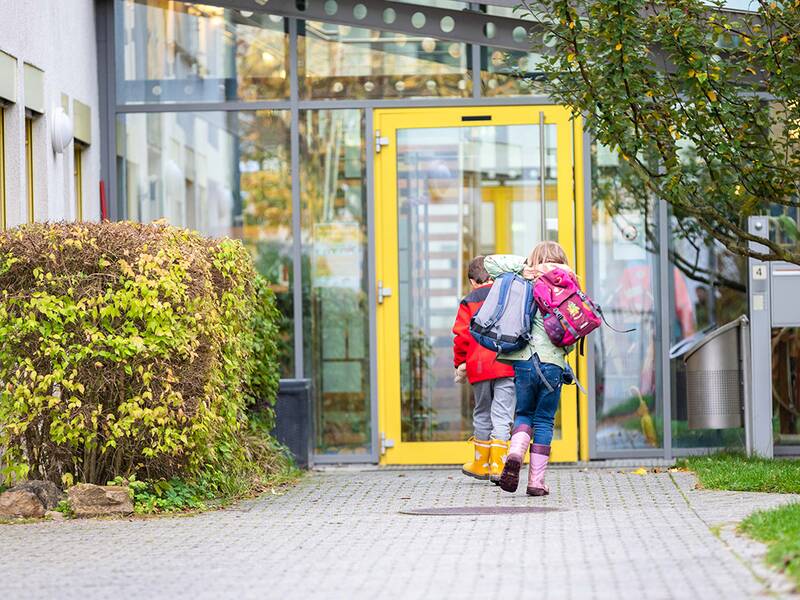 Kinder auf dem Weg in die Kita
