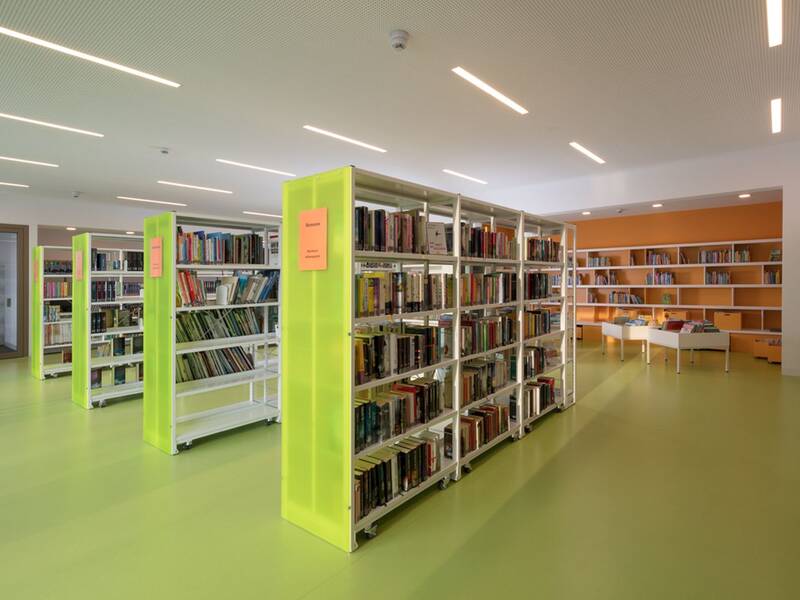 Volle Bücherregale in der Bibliothek im Gerhard-Schanz-Sportzentrum.