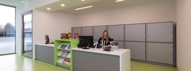 An der Ausleihtheke in der Bibliothek wartet im immer einfreundliches Lächeln. 