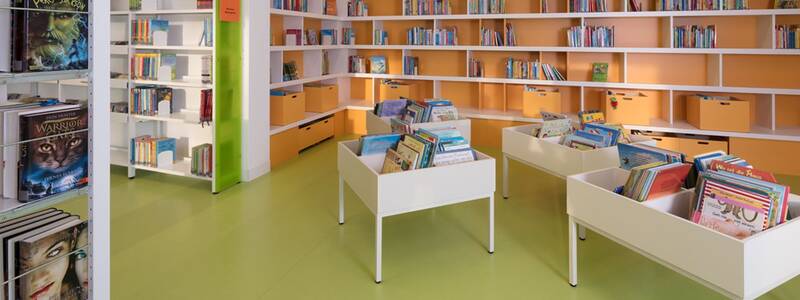 Bücher stehen in den Regalen, aber auch in "Wühltischen" bereit.
