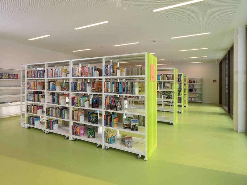 Schöner lesen: Großzügige Fenster lassen viel Licht auf die Bücherregale fallen.