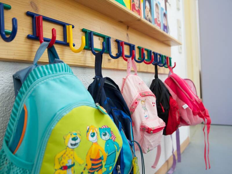 Alle haben ihre Rucksäcke brav an die Garderobe gehängt.