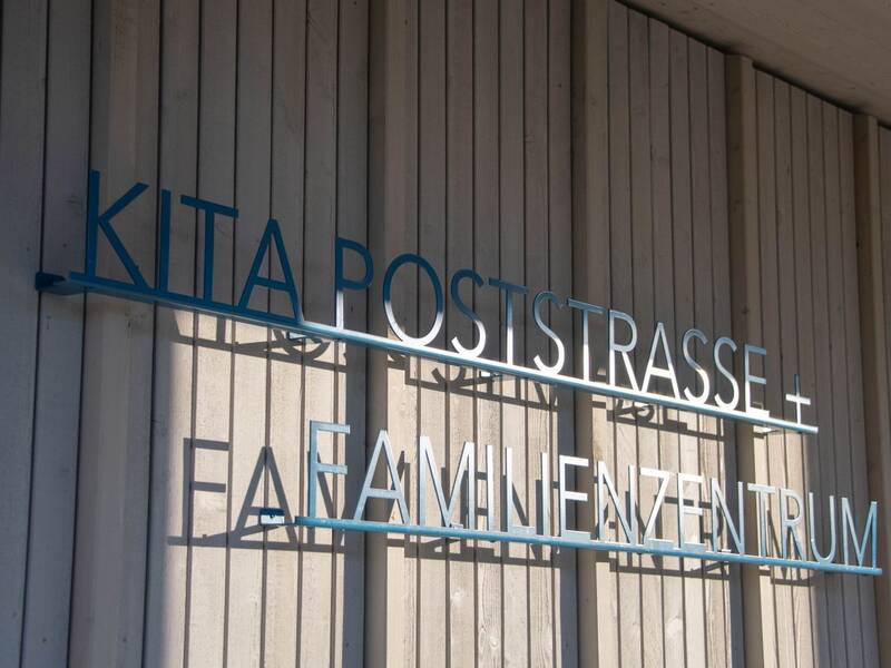 Schriftzug der Kindertagesstätte Poststraße an der Außenwand