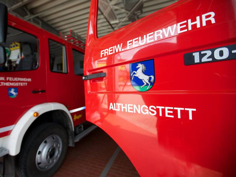 Auch die Feuerwehrfahrzeuge tragen das Hengstetter Wappen auf knallrotem Grund.