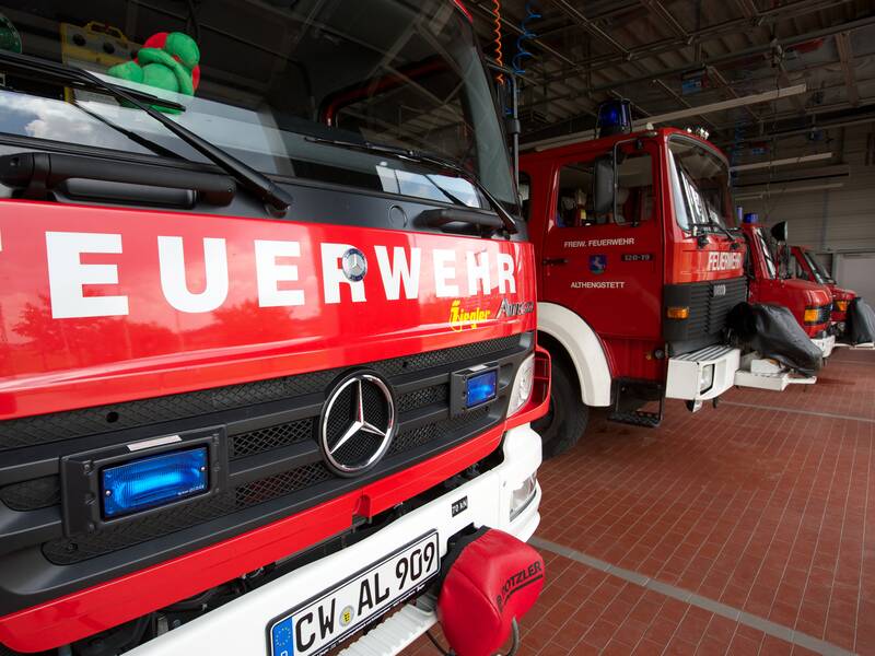 Die Fahrzeuge der Freiwilligen Feuerwehr Althengstett stehen in Reih und Glied im Gerätehaus.