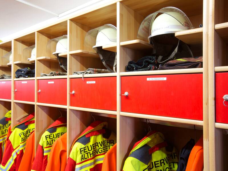 Jeder Feuerwehrmann hat seine Ausrüstung sauber geordnet in einer langen Garderobe.