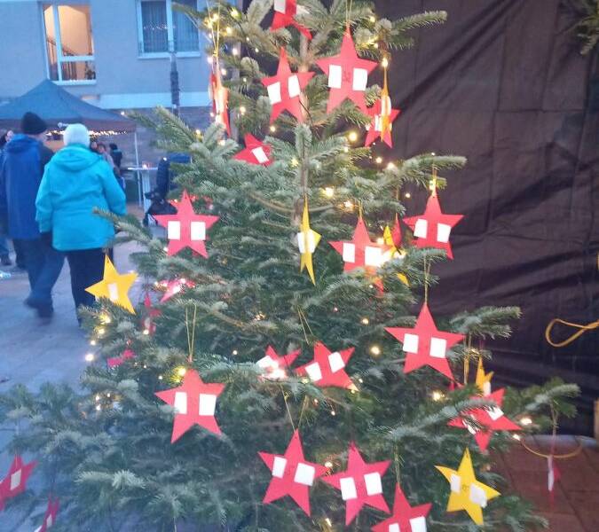 Weihnachtsbaum mit den Wunschzettel dran.