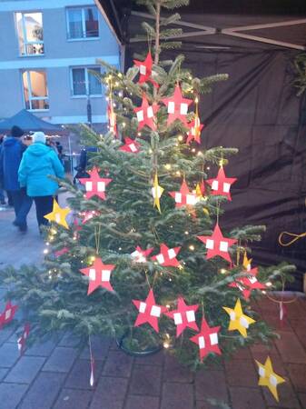 Weihnachtsbaum mit den Wunschzettel dran.