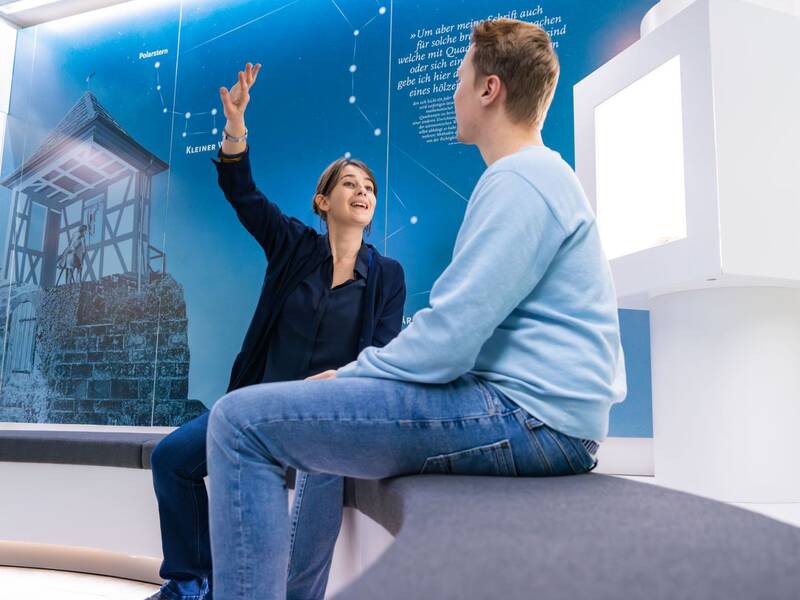 Impression aus dem Bohnenberger Showroom in Altburg: EineFrau und ein Mann schauen sich die Ausstellung an., 