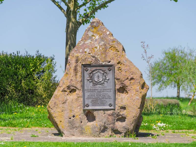 Der Waldenserstein, ein roter Findling, erinnert mit Metalltafeln an die Beginne von Neuhengstett.