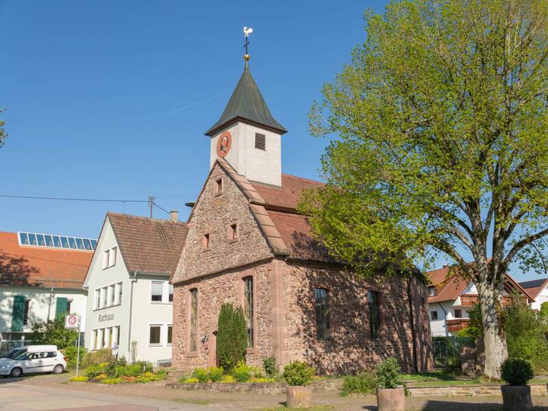 Die Waldenserkirche steht, aus rotem Stein erbau, in der Mitte Neuhengstetts.