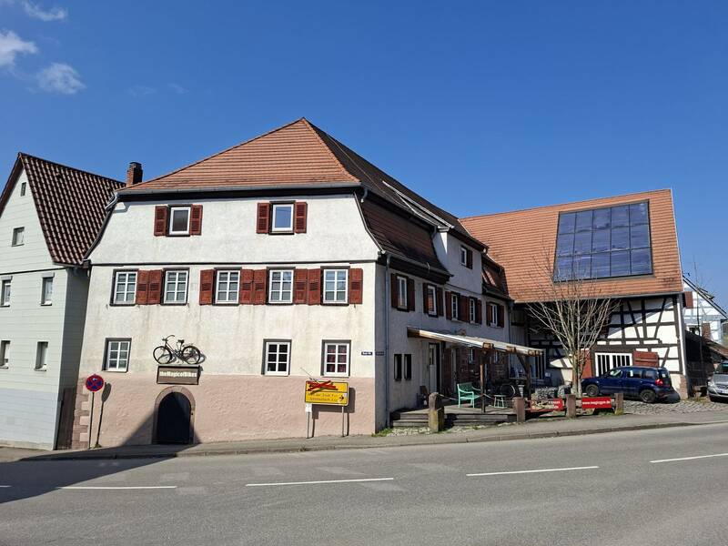 Winkelgehöft aus der Barockzeit, Bahnhofstraße 1, Fachwerk-Ensemble. Heute beherbergt es das Magic Gym.