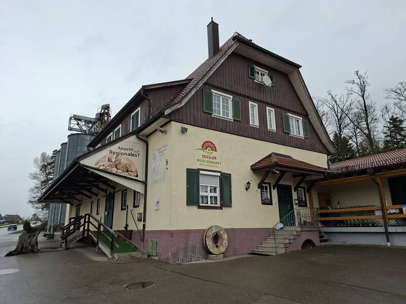 1921 entstand die Genosschaftsmühle Im Eulert, Neuhengstett. Heute beherbergt sie Sesslers Mühlenmarkt, einen Bio-Laden.