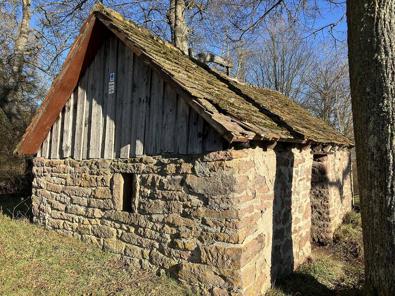 Das Welsche Häusle besteht aus groben Sandtseinblöcken und idiente früher auf dem Weg zur Arbeit zwischen Nuehengstett und Calw den welschen Arbeitern als Schutzhütte und Pausenplatz.
