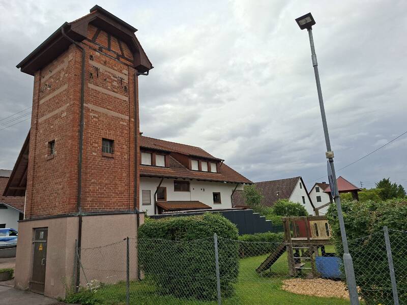 Das alte Trafohäusle in Neuhengstett gleicht einem aus rotem Backstein erbauten Türmchen mit einem auf Fachwerk errichteten Dach.