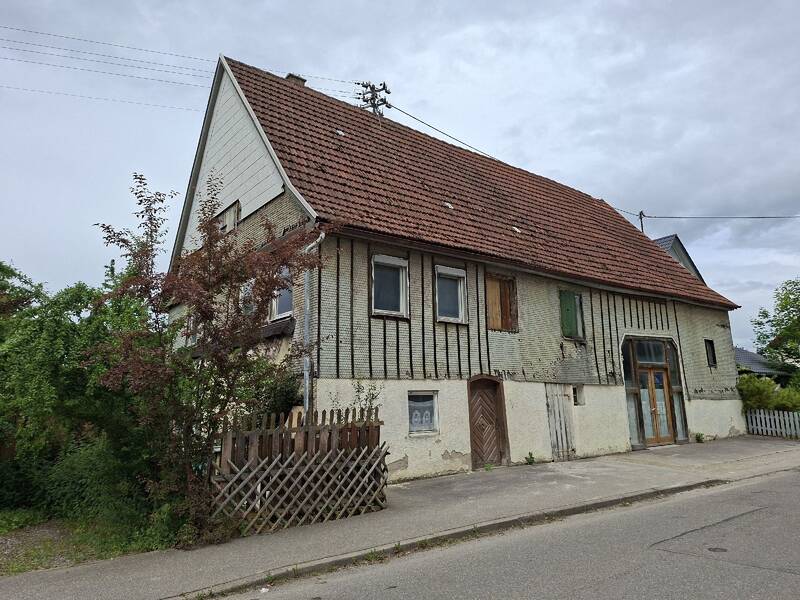 Ein typisches Quereinhaus mit Holzschindelwänden in Neuhengstett.