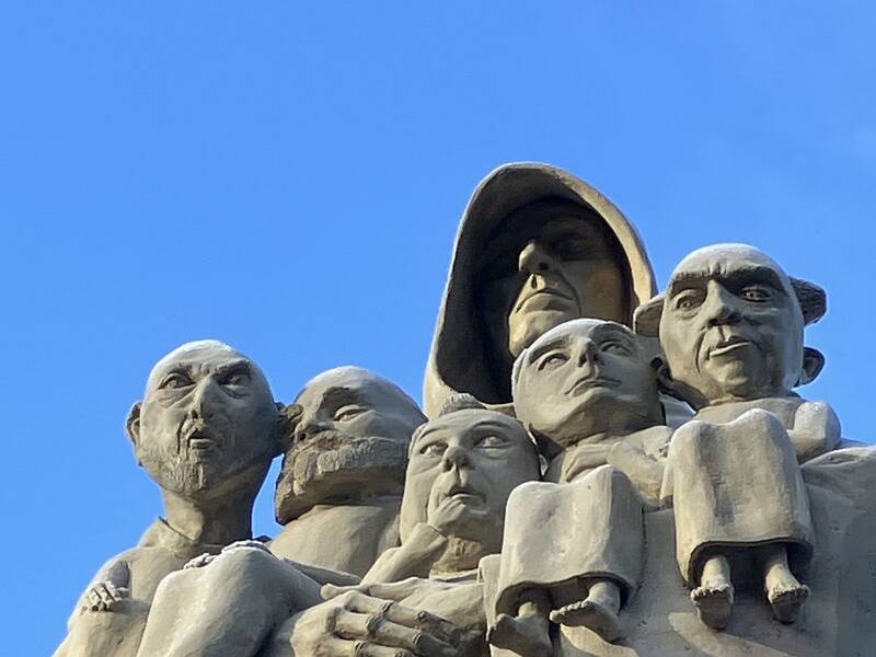 Figuren-Trilogie des Künstler Peter Lenk an der Liebenzeller Straße in Hirsau. Die Mönchsfigur stellt Abt Wilhelm dar, den Erbauer und Gründer des Hirsauer Klosters.