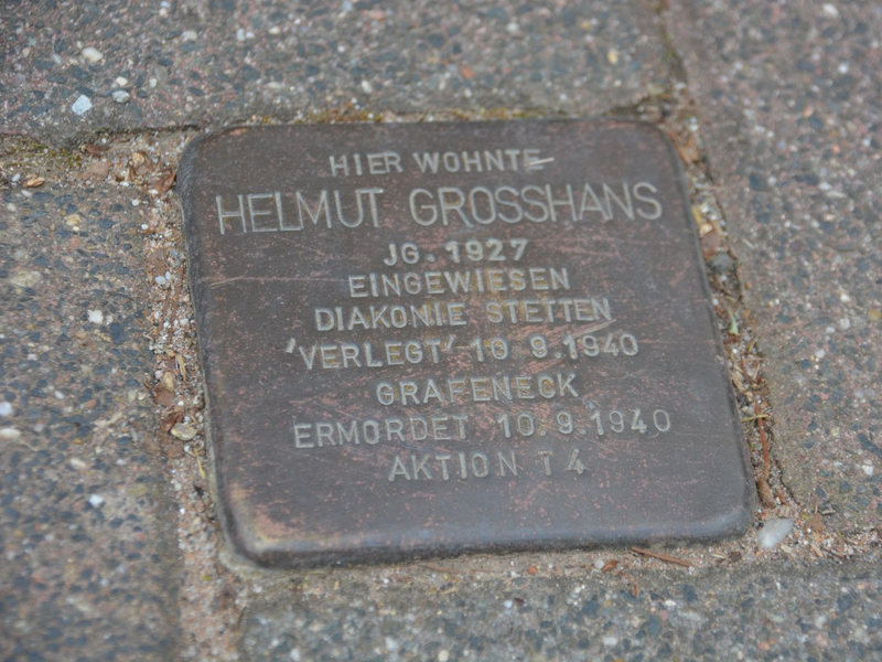 Der Stolperstein in Ottenbronn erinnert an ein hiesiges OPfer der Nationalsozialisten: Helmut Großhans.
