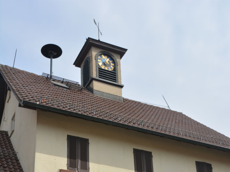 Ein Türmchen mit einer Uhr wacht über das Alte Rathaus in Ottenbronn.