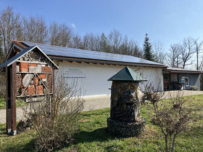 Ein großes Insektenhotel steht am Vereinsheim des Imkervereins Calw e.V.