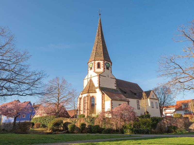 Die Markuskirche in ALthengstett badet im sanften Licht eines Frühlingsmorgens.