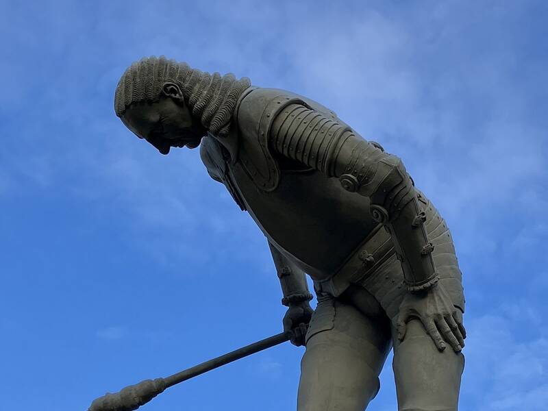 Figuren-Trilogie des Künstler Peter Lenk an der Liebenzeller Straße in Hirsau. Diese Figur stellt General Melac dar, Zerstörer des Kloster Hirsau und Brandstifter aus der Zeit Ludwigs XIV.