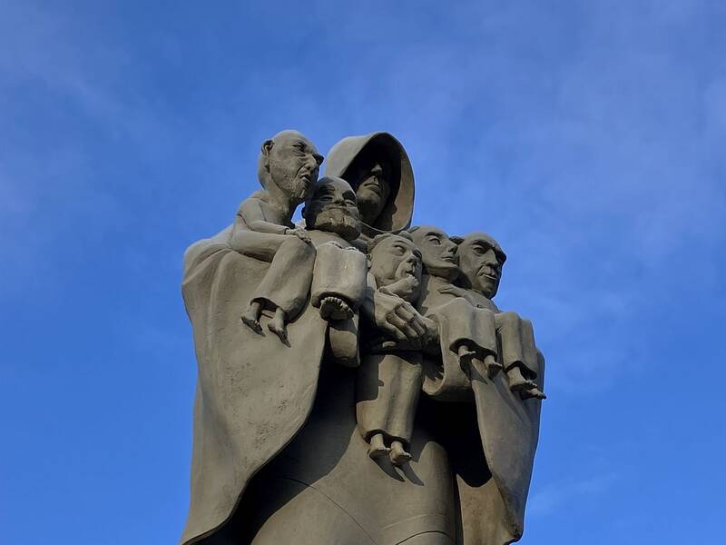 Figuren-Trilogie des Künstler Peter Lenk an der Liebenzeller Straße in Hirsau. Die Mönchsfigur stellt Abt Wilhelm dar, den Erbauer und Gründer des Hirsauer Klosters.