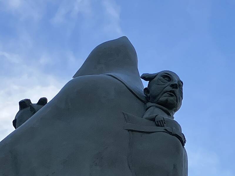 Figuren-Trilogie des Künstler Peter Lenk an der Liebenzeller Straße in Hirsau. Die Mönchsfigur stellt Abt Wilhelm dar, den Erbauer und Gründer des Hirsauer Klosters.