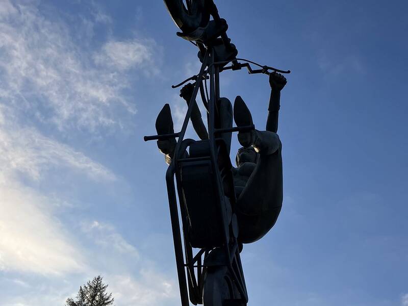 Figuren-Trilogie des Künstler Peter Lenk an der Liebenzeller Straße in Hirsau. Diese Figur stellt eine nackte Frau auf einem Motorrad dar, dessen Vorderrad in der Luft schwebt.