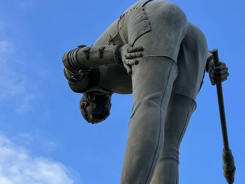 Figuren-Trilogie des Künstler Peter Lenk an der Liebenzeller Straße in Hirsau. Diese Figur stellt General Melac dar, Zerstörer des Kloster Hirsau und Brandstifter aus der Zeit Ludwigs XIV.