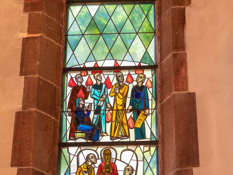 Buntes Fenster im Chroturm der Markuskirche