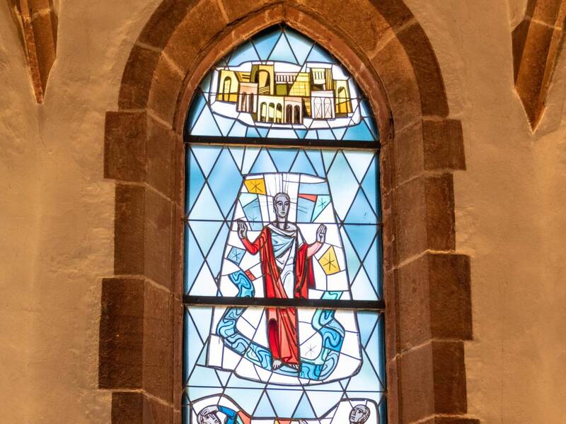 Buntes Fenster im Chroturm der Markuskirche
