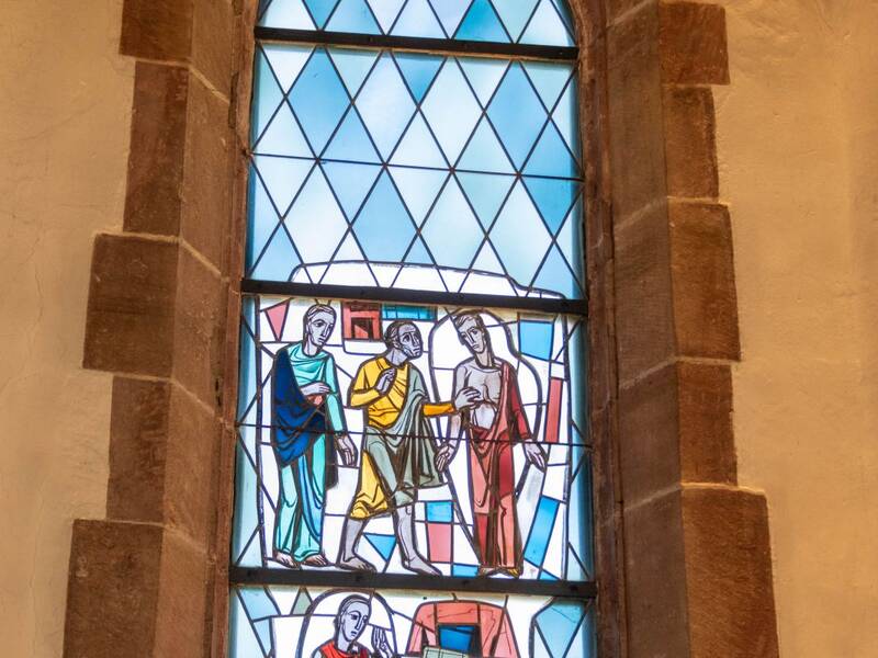 Buntes Fenster im Chroturm der Markuskirche
