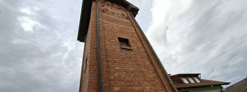Von extrem unten betrachtet wirkt der Bau besonders hoch: Das alte Trafohäusle in Neuhengstett gleicht einem aus rotem Backstein erbauten Türmchen mit einem auf Fachwerk errichteten Dach.