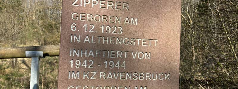 Die Inschrift an der Seite der Gedenkstele für Marian Tomczak erinnert auch an das Schicksal von Hedwig Zipperer, die wegen ihrer Liaison mit Tomczak im KZ Ravensbrück inhaftiert wurde.