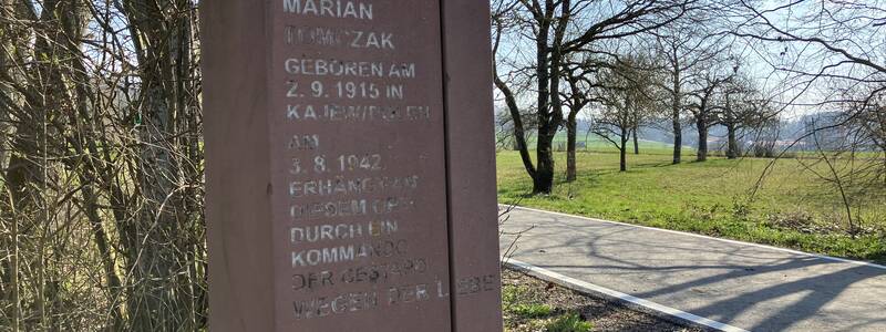Wie die Inschrift aufd der Stele verrät wurde Marian Tomczak wegen der Liebe von der Gestapo ermordet.