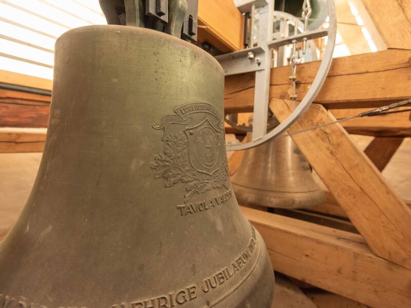 Eine der Glocken in der Waldenserkirche Neuhengstett