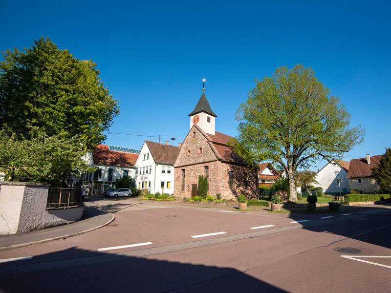 Direkt neben dem Rathaus Neuhengstett öffnet die Waldenserkriche ihre Pforten.