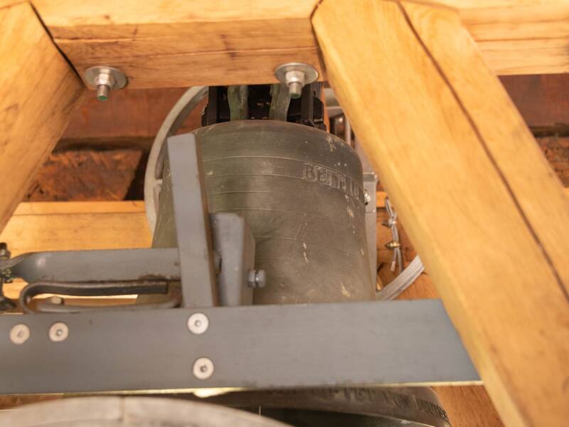 Die Glocken der Waldenserkriche hängen in Jöchern aus Holz.